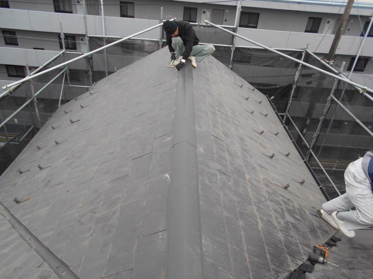 新品の棟板金の設置