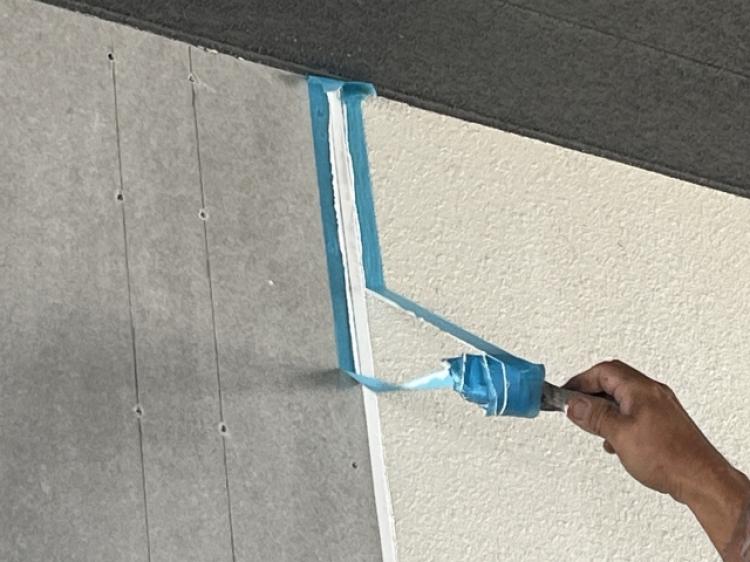 コーキング部分の養生テープを剥がしているときの写真